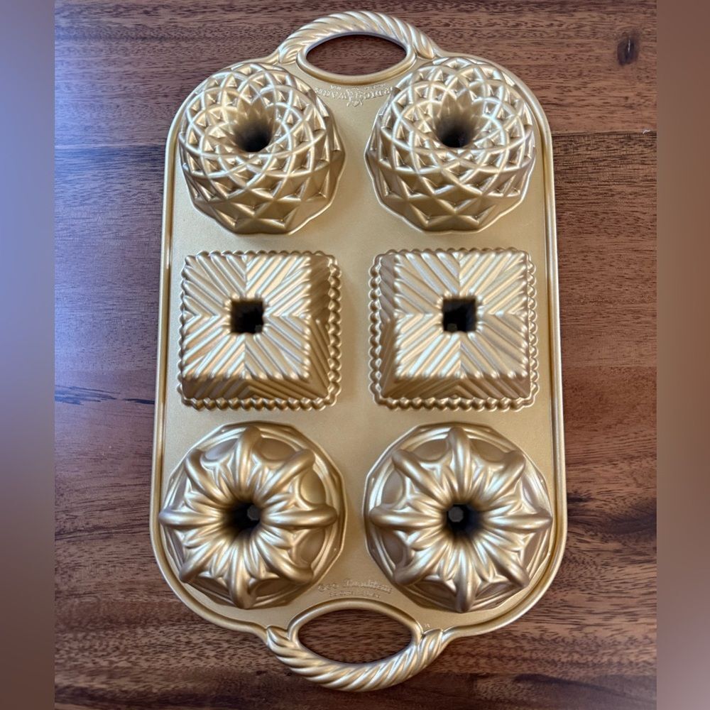 NWOT Nordic Ware Geo Bundtlette Pan